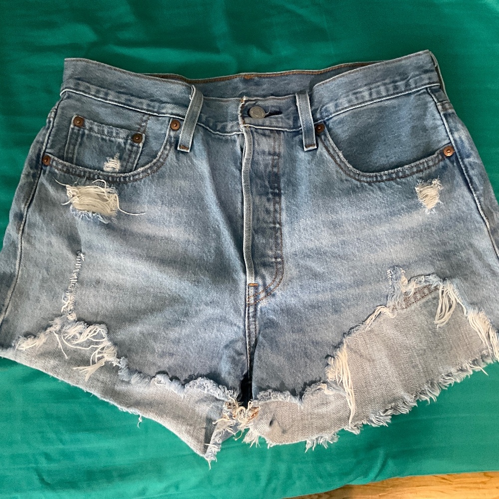Levi’s 501 button fly shorts d8stressed.  W206
